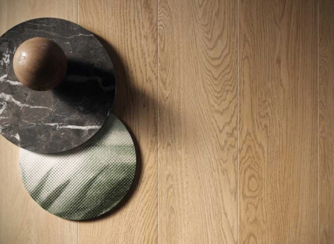 Płytki jak panele — nowoczesne rozwiązanie do salonu. Płytki podłogowe imitujące drewno 
