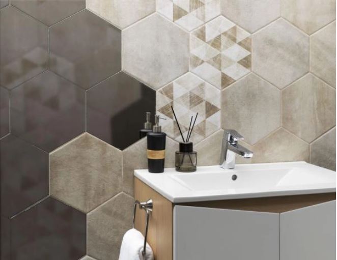 Efektowne heksagony i mozaiki w łazience — modne płytki i aranżacje Twojej łazienki